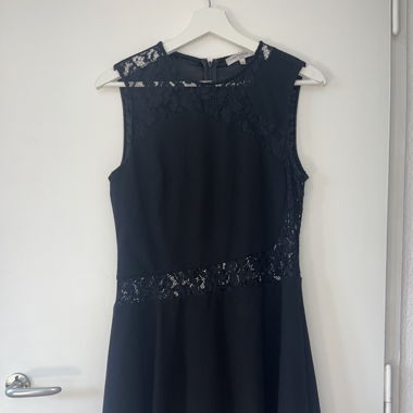 Robe noir avec dentelle
