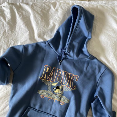 Felpa con cappuccio blu con grafica
