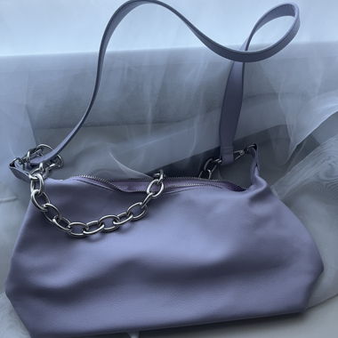 Lilac shoulder bag with chain