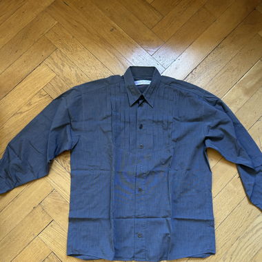 Chemise gris foncé avec détail plissé