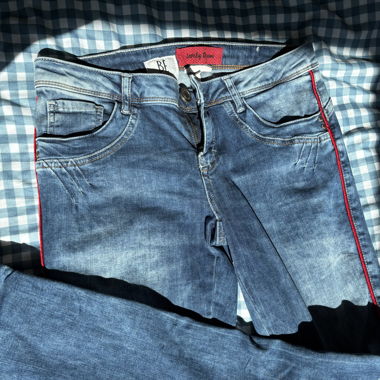 Blue Jeans mit rotem Seitenstreifen