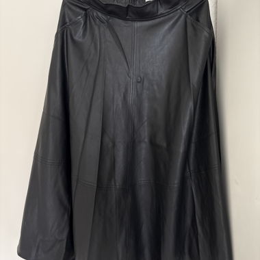 Black skirt with leather look