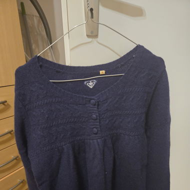 Dunkelblauer Wollpullover mit Strickmustern