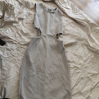 Graues Kleid mit tollen Ausschnitten
