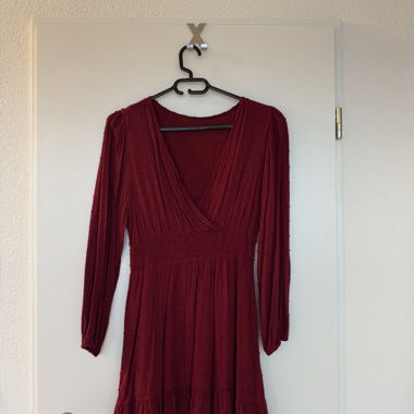 Bordeauxrotes Kleid