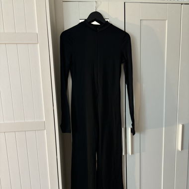 Schwarzer jumpsuit mit fliess innen 