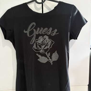 T-shirt GUESS noir avec rose