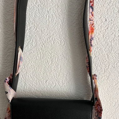 Schwarze Schultertasche mit Seidentuch-Tragegurt