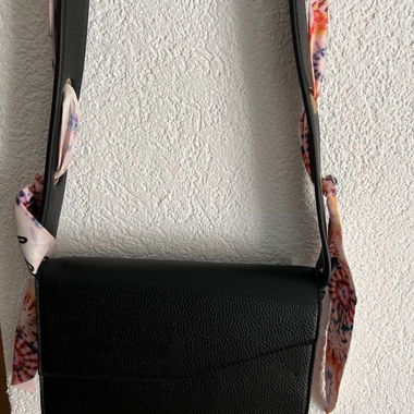 Borsa a tracolla nera con tracolla in foulard di seta