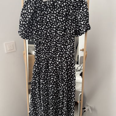 Schwarzes Kleid mit Blumen