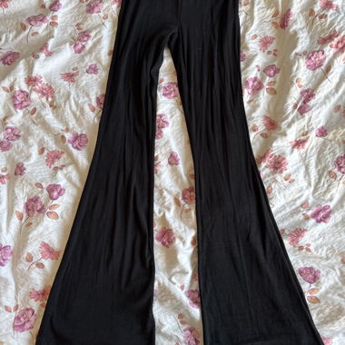 Pantaloni neri a zampa