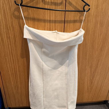 Top bianco off-shoulder