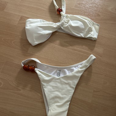 Weisses Bikini mit Perlen