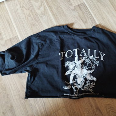 T-shirt corta, nera con stampa