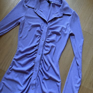 Robe violette à manches longues et boutons 