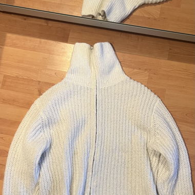 Weisse Strickjacke