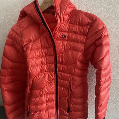 Rote J.Lindeberg-Daunenjacke
