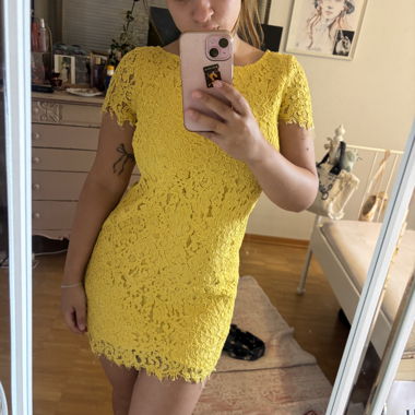 Robe en dentelle jaune