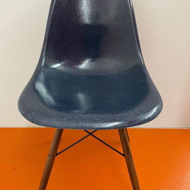 Eames Fiberglas Side Chair in navy blue