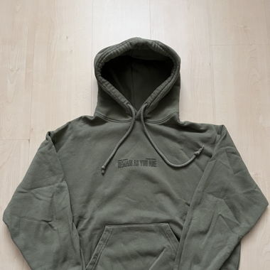 Olive farbiger Pullover, mit Kapuze