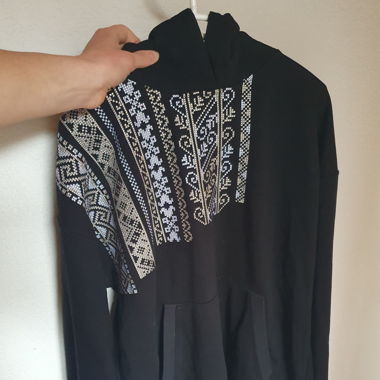 Pull à capuche avec motifs brodés