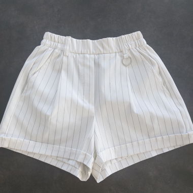 Weisser Shorts mit feinen Streifen