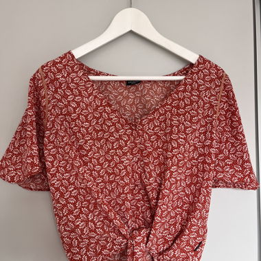 Blouse with knot