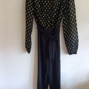 Tuta nera con pois dorati