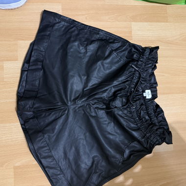 Shorts neri in similpelle