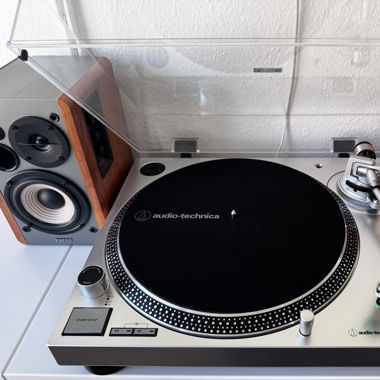 Plattenspieler Audio-Technica LP120X  mit Boxen