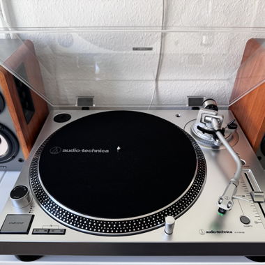 Plattenspieler Audio-Technica LP120X  mit Boxen