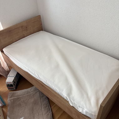 Children's bed with mattress and mattress protector