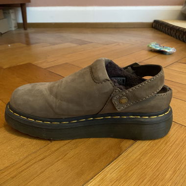 Dr.-Martens-Sabot braun