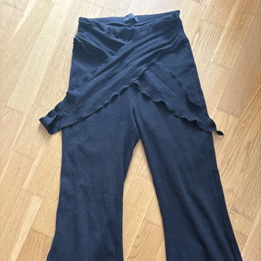 schwarze Stoffhosen mit Bändel von Bershka