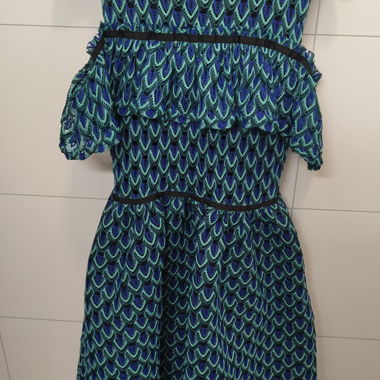 abito in pizzo blu-verde con volant, spalle scoperte