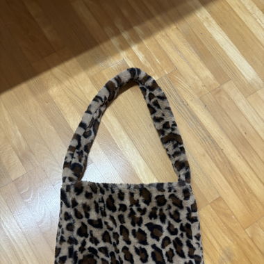 Leo-print Teddy Tasche
