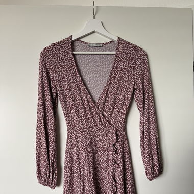 Kleid mit V-Ausschnitt