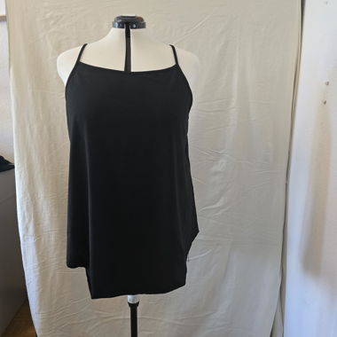Top nero con bretelle sottili