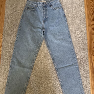 Blue straight-leg jeans