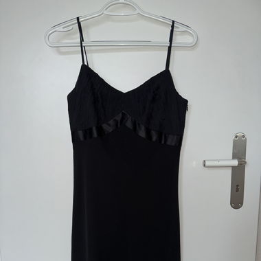 Schwarzes Kleid