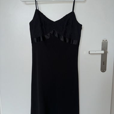 Schwarzes Kleid