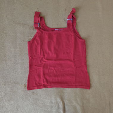 Top rosso con bretelle