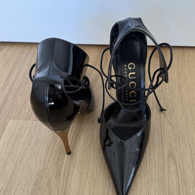 Escarpins Gucci en cuir verni à lacets