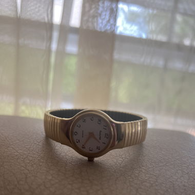 Wunderschöne, elastische und goldene Uhr