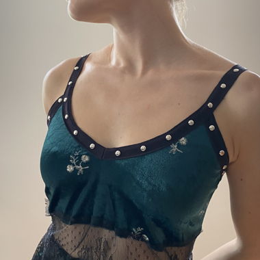 Kleid aus Samt und Spitze