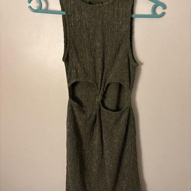 Miniabito verde con cut-out