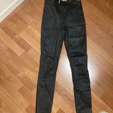 Schwarze Lederhose
