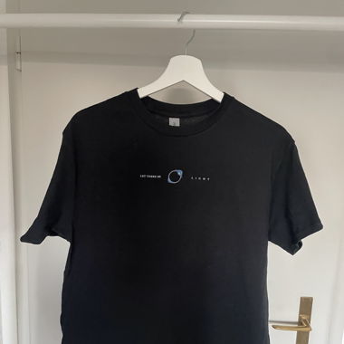 Schwarzes T-Shirt “Let There Be Light” mit Print