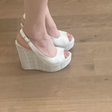 Weisse Plateausandalen