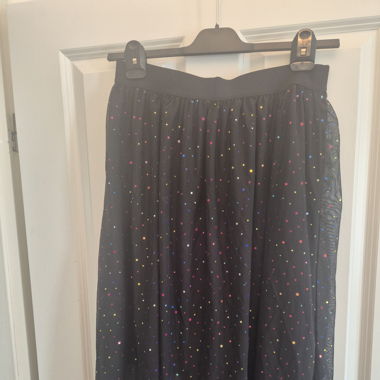 Midi-Rock schwarz mit Glitzerpunkten. Marke: Monki